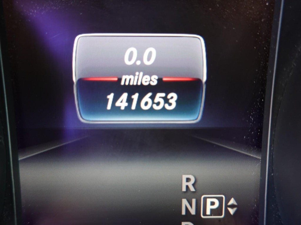 Mercedes-Benz GLE Vehicle Full-screen Gallery Image 12