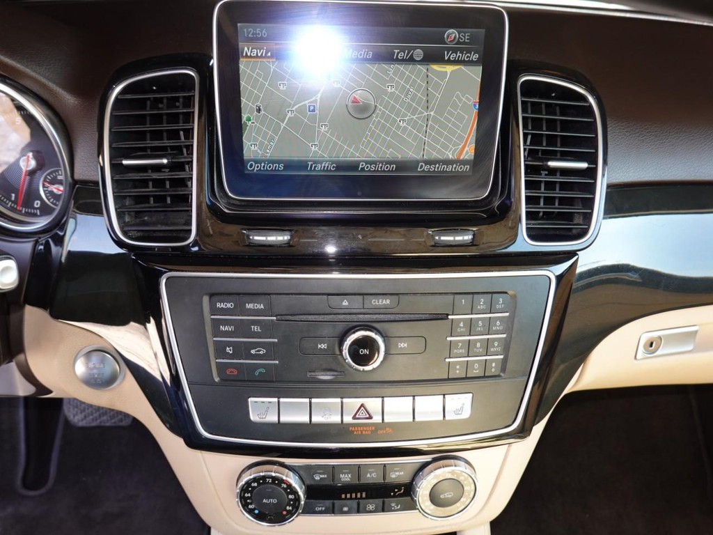 Mercedes-Benz GLE Vehicle Full-screen Gallery Image 14