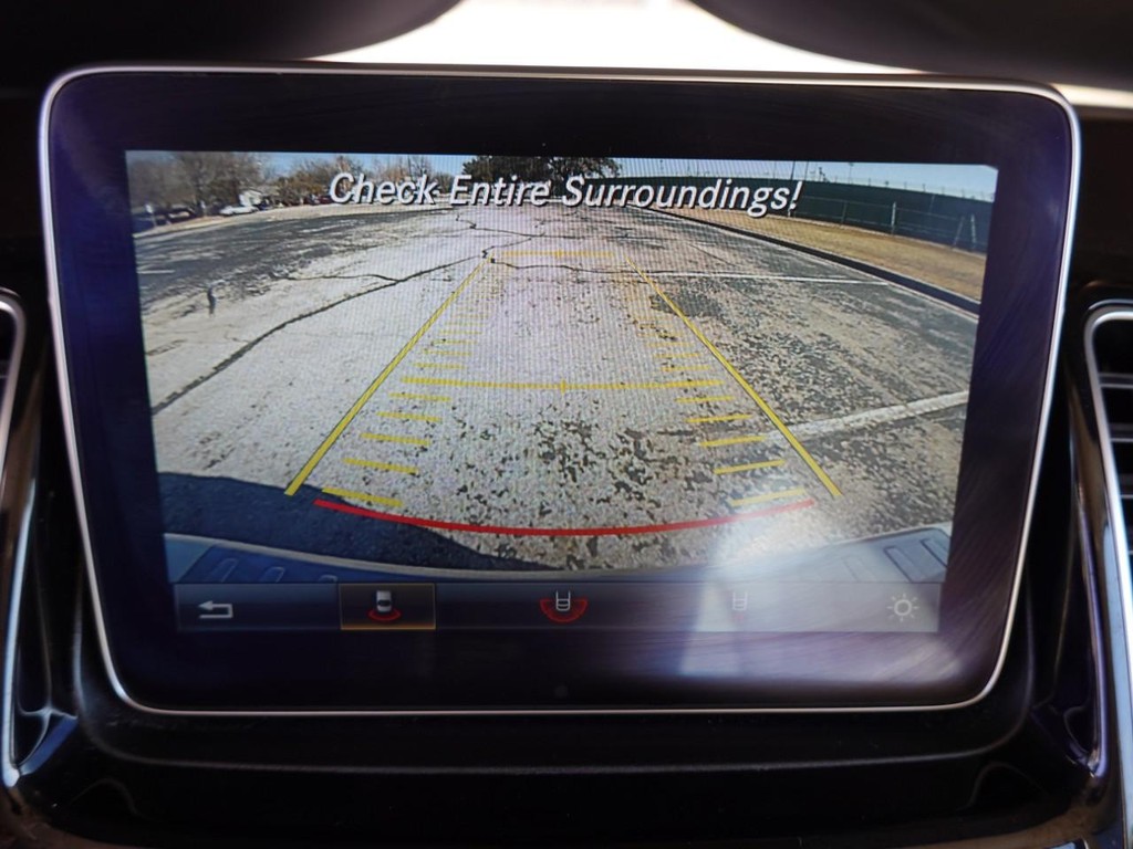 Mercedes-Benz GLE Vehicle Full-screen Gallery Image 15