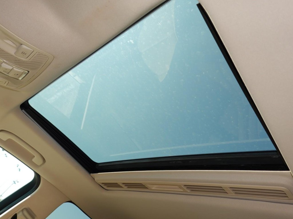 Mercedes-Benz GLE Vehicle Full-screen Gallery Image 17