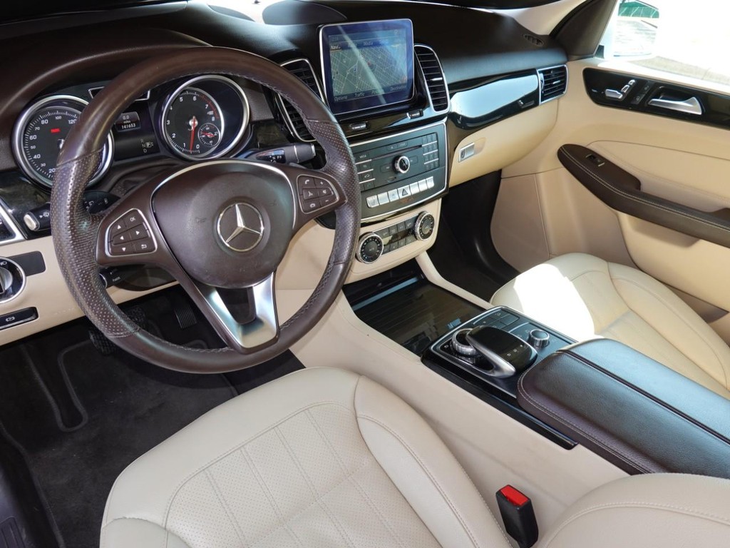 Mercedes-Benz GLE Vehicle Full-screen Gallery Image 18