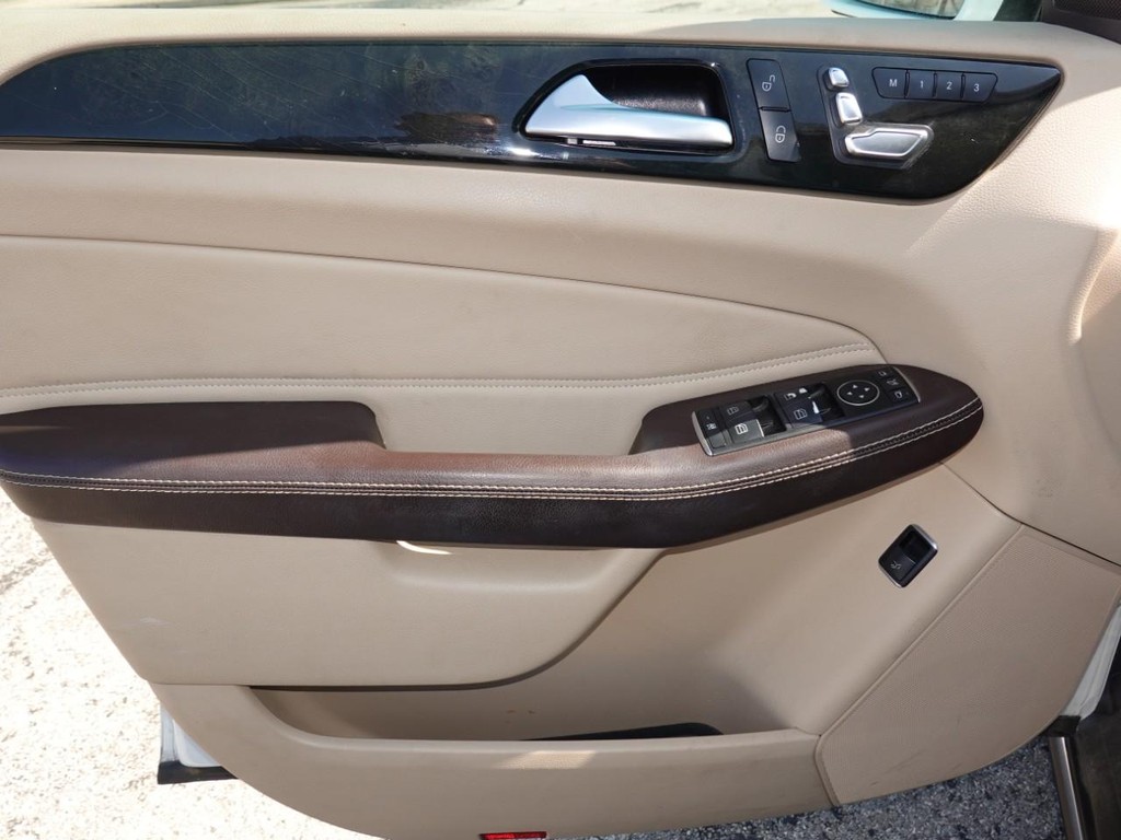 Mercedes-Benz GLE Vehicle Full-screen Gallery Image 19