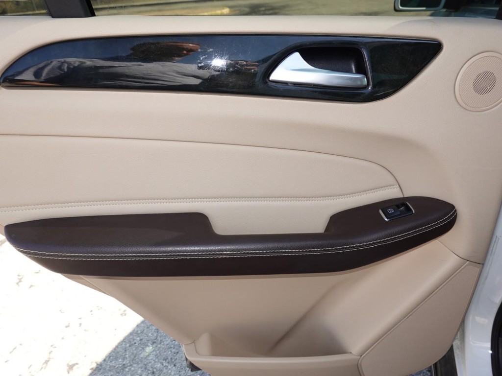 Mercedes-Benz GLE Vehicle Full-screen Gallery Image 21