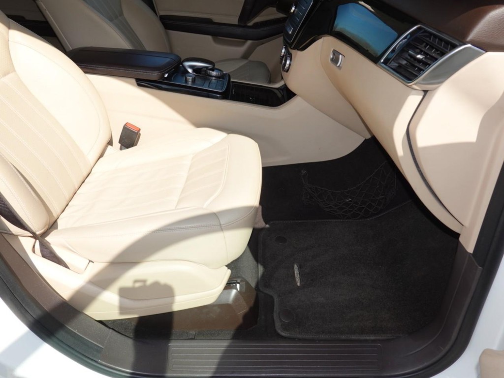 Mercedes-Benz GLE Vehicle Full-screen Gallery Image 23