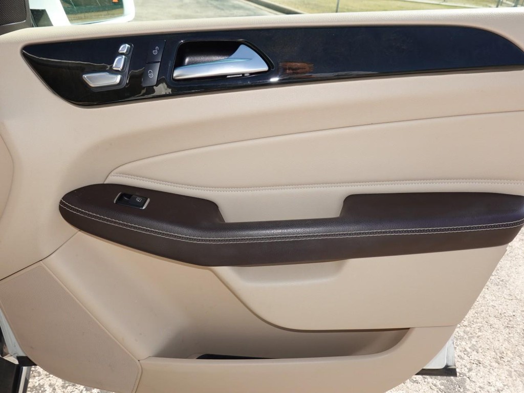 Mercedes-Benz GLE Vehicle Full-screen Gallery Image 24