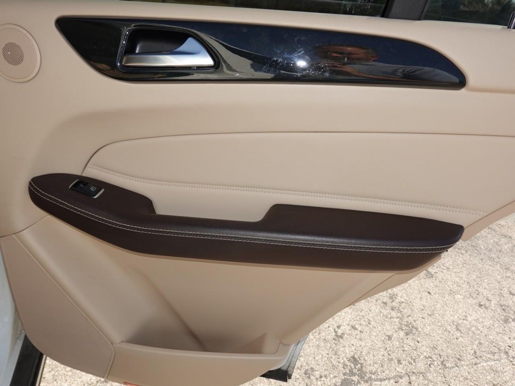 Mercedes-Benz GLE Vehicle Full-screen Gallery Image 26