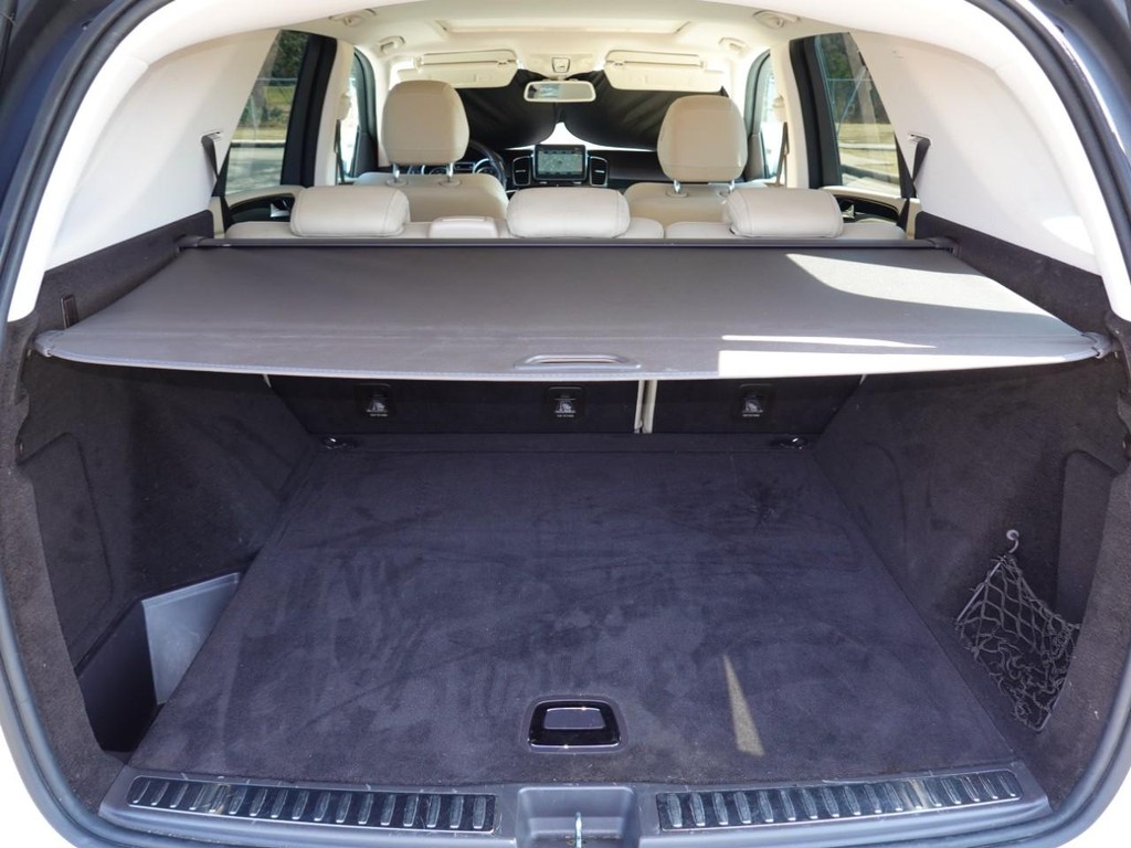 Mercedes-Benz GLE Vehicle Full-screen Gallery Image 27