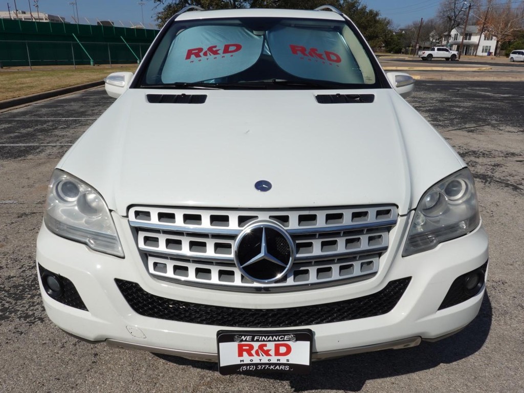 Mercedes-Benz M-Class Vehicle Full-screen Gallery Image 02