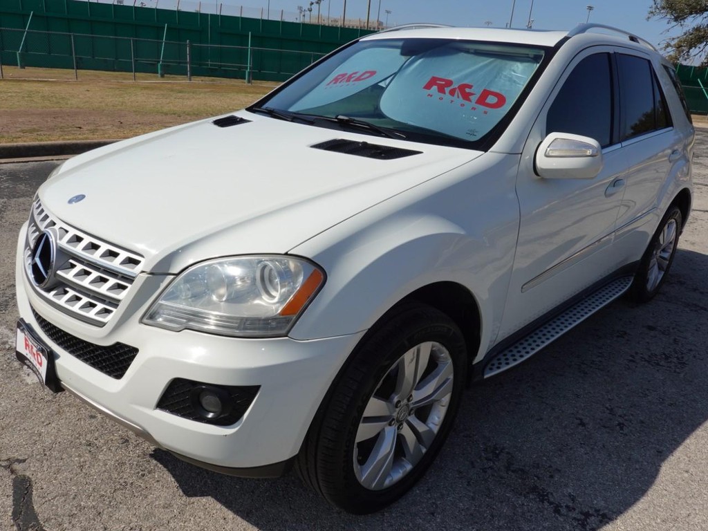 Mercedes-Benz M-Class Vehicle Full-screen Gallery Image 03