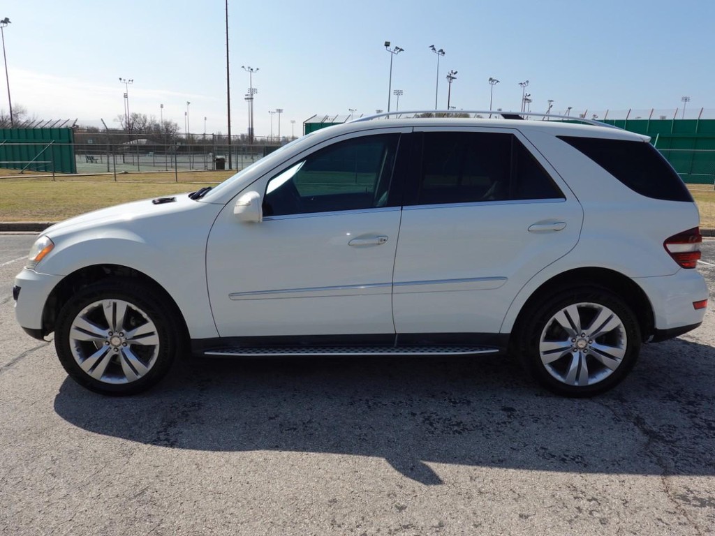 Mercedes-Benz M-Class Vehicle Full-screen Gallery Image 04