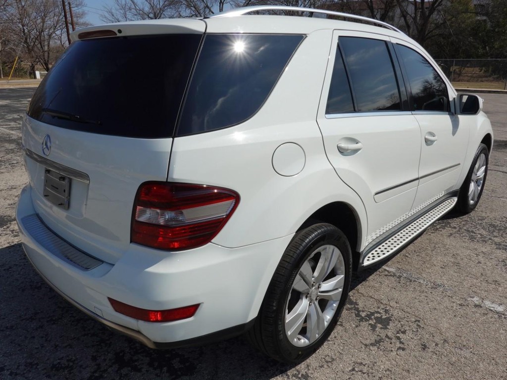 Mercedes-Benz M-Class Vehicle Full-screen Gallery Image 07