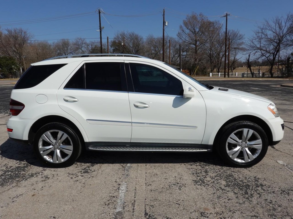 Mercedes-Benz M-Class Vehicle Full-screen Gallery Image 08
