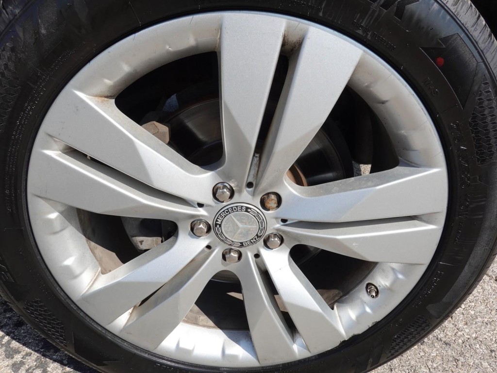 Mercedes-Benz M-Class Vehicle Full-screen Gallery Image 09