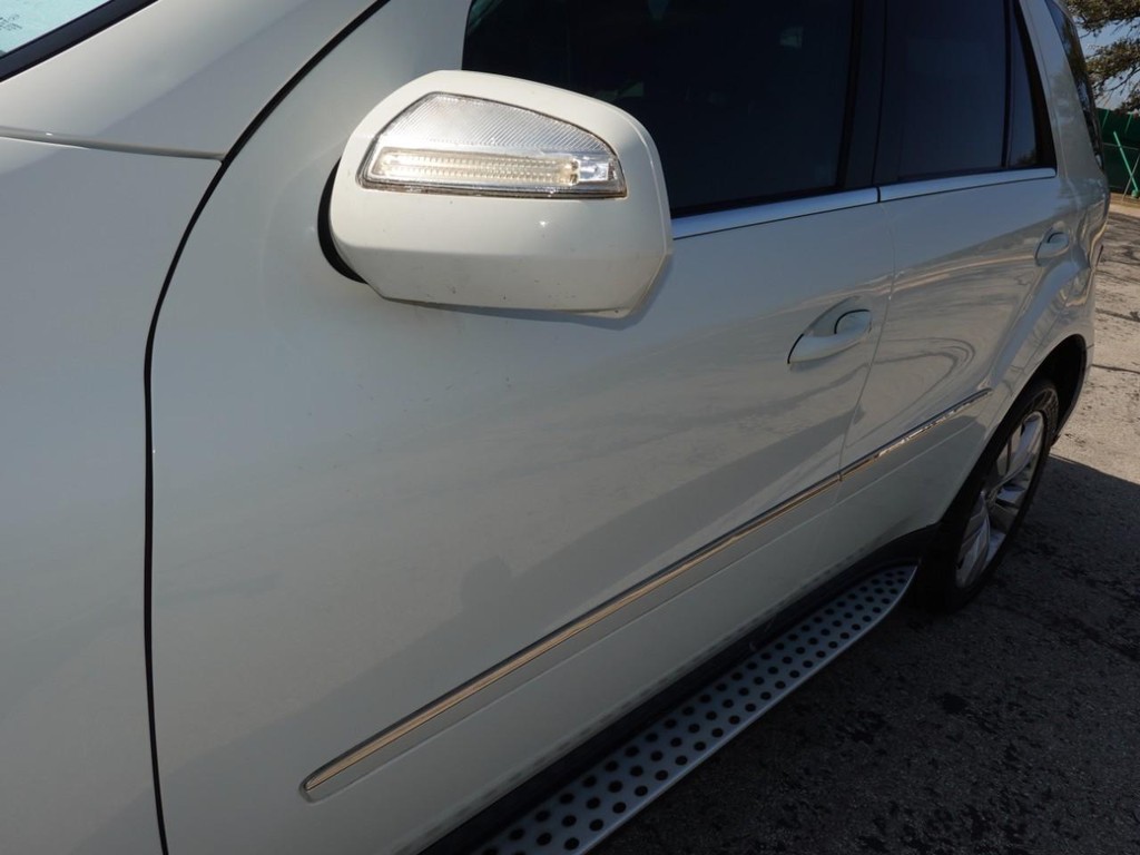 Mercedes-Benz M-Class Vehicle Full-screen Gallery Image 10