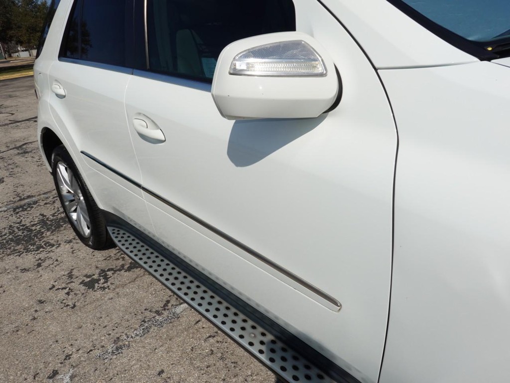 Mercedes-Benz M-Class Vehicle Full-screen Gallery Image 11