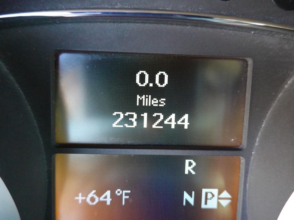 Mercedes-Benz M-Class Vehicle Full-screen Gallery Image 12