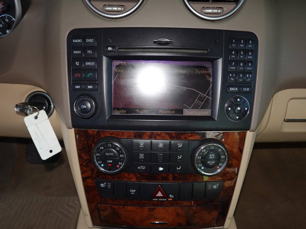 Mercedes-Benz M-Class Vehicle Full-screen Gallery Image 14