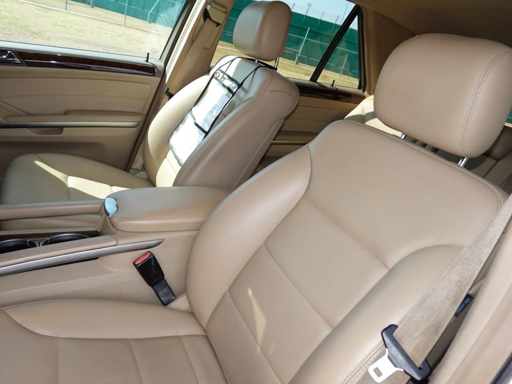 Mercedes-Benz M-Class Vehicle Full-screen Gallery Image 16