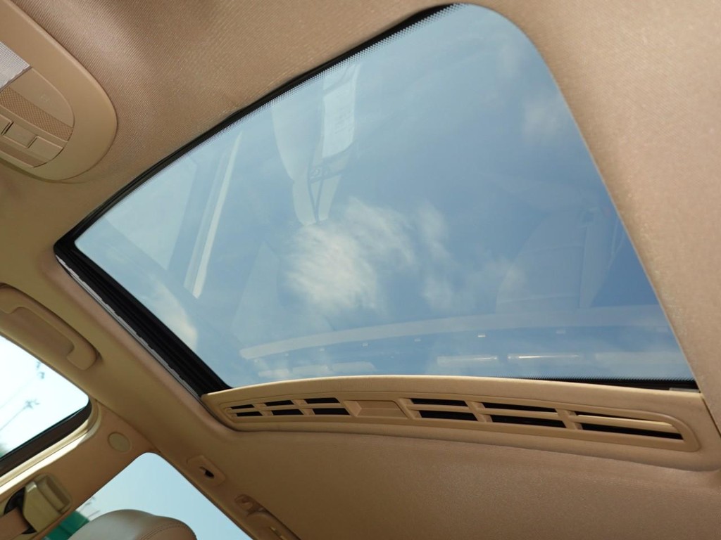 Mercedes-Benz M-Class Vehicle Full-screen Gallery Image 17