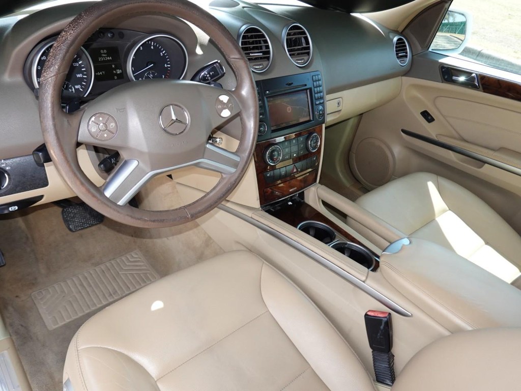 Mercedes-Benz M-Class Vehicle Full-screen Gallery Image 18