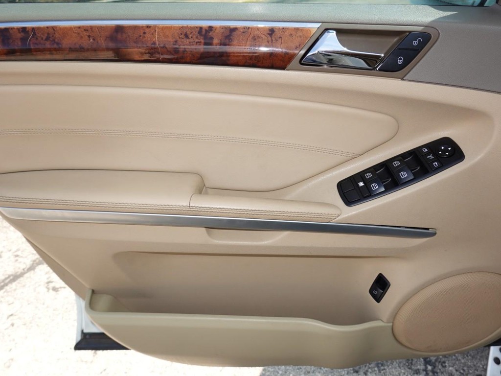 Mercedes-Benz M-Class Vehicle Full-screen Gallery Image 19