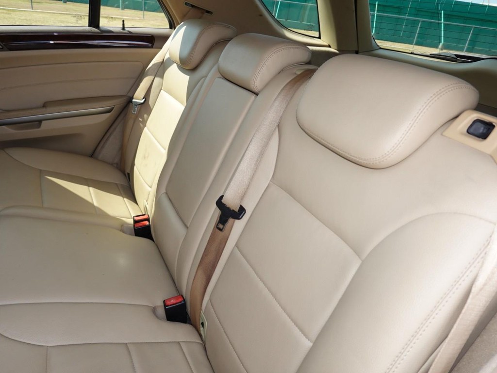 Mercedes-Benz M-Class Vehicle Full-screen Gallery Image 20