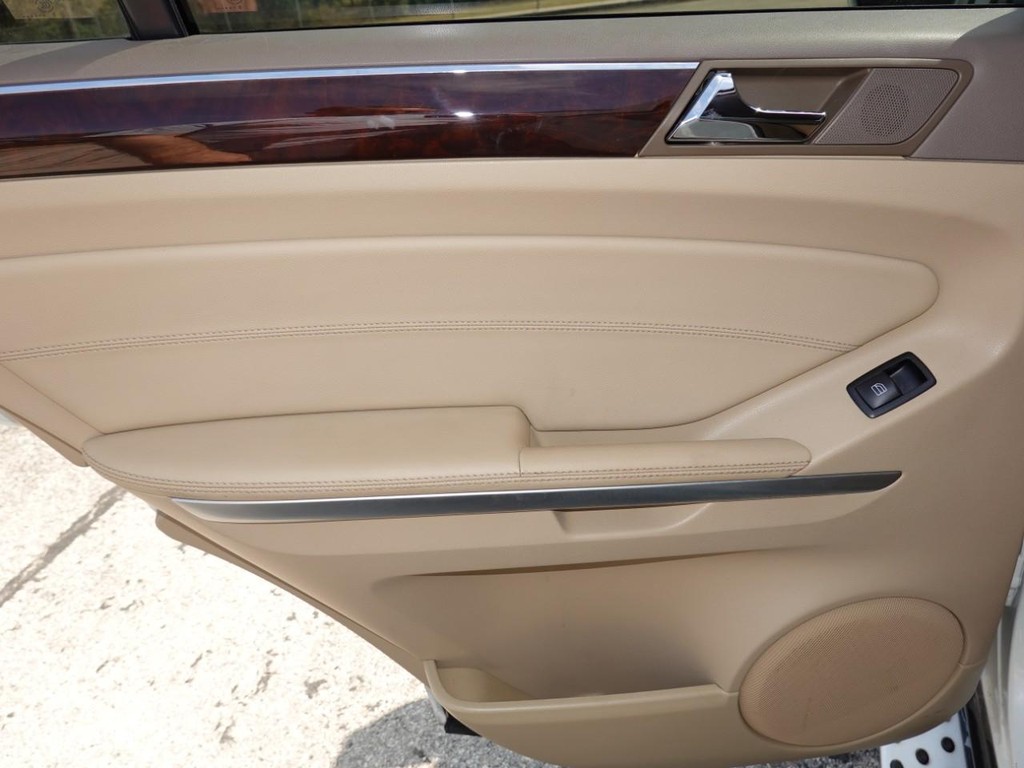 Mercedes-Benz M-Class Vehicle Full-screen Gallery Image 21