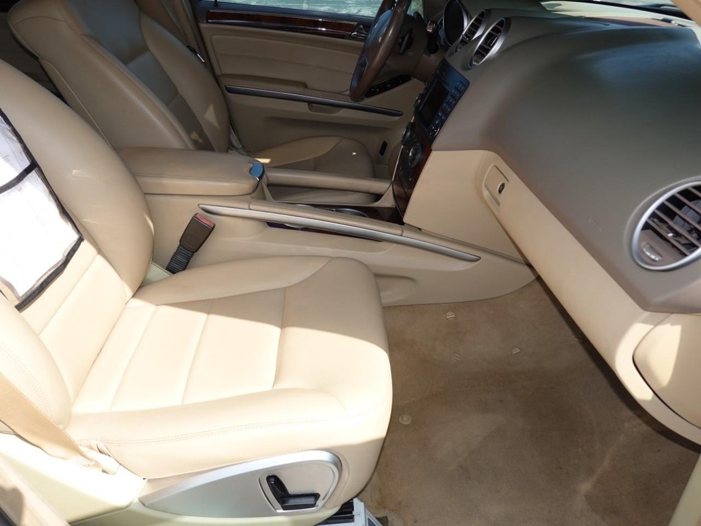 Mercedes-Benz M-Class Vehicle Full-screen Gallery Image 23