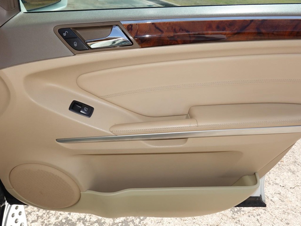 Mercedes-Benz M-Class Vehicle Full-screen Gallery Image 24