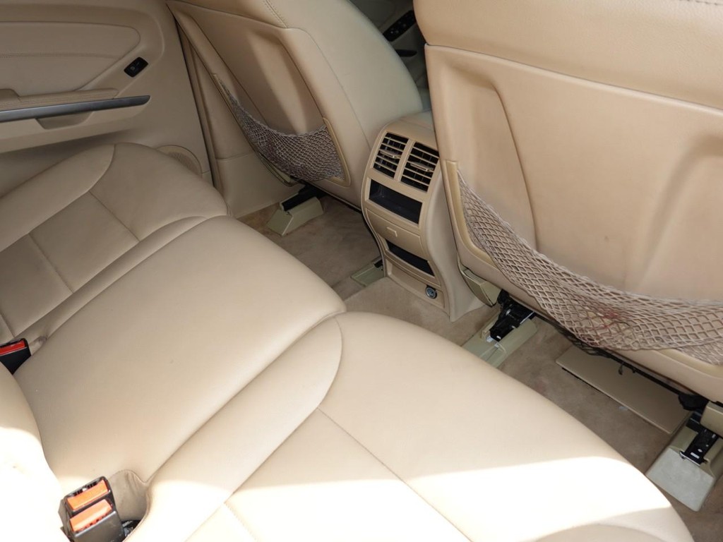 Mercedes-Benz M-Class Vehicle Full-screen Gallery Image 25