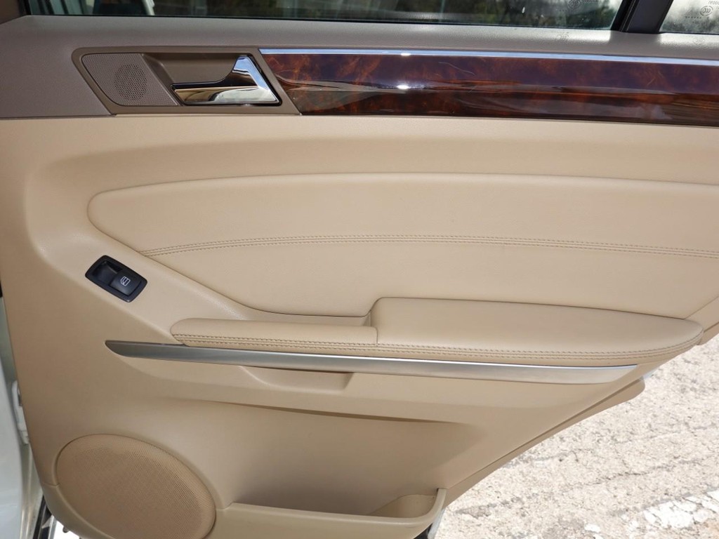 Mercedes-Benz M-Class Vehicle Full-screen Gallery Image 26