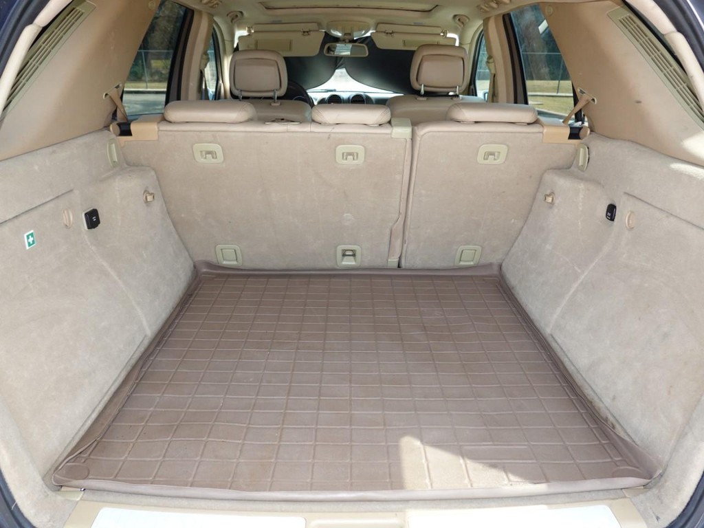 Mercedes-Benz M-Class Vehicle Full-screen Gallery Image 27