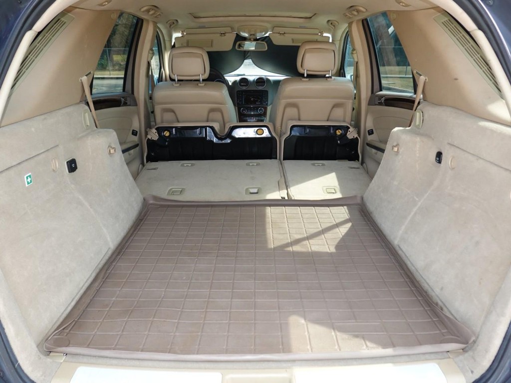 Mercedes-Benz M-Class Vehicle Full-screen Gallery Image 28