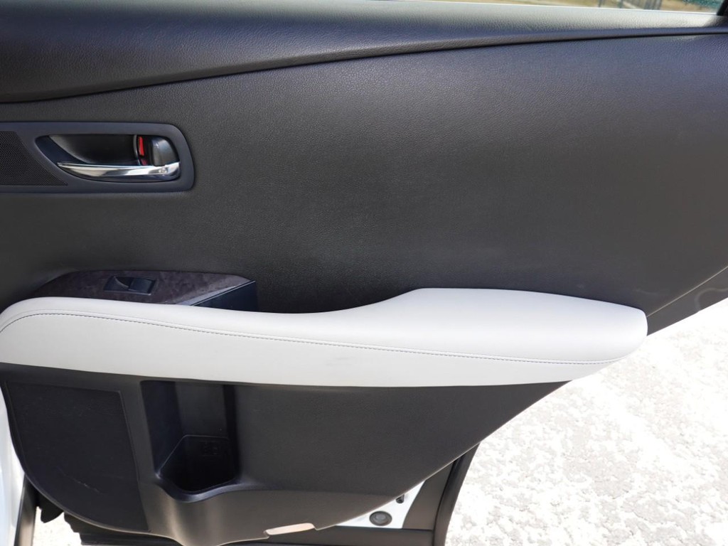 Lexus RX 350 Vehicle Full-screen Gallery Image 26