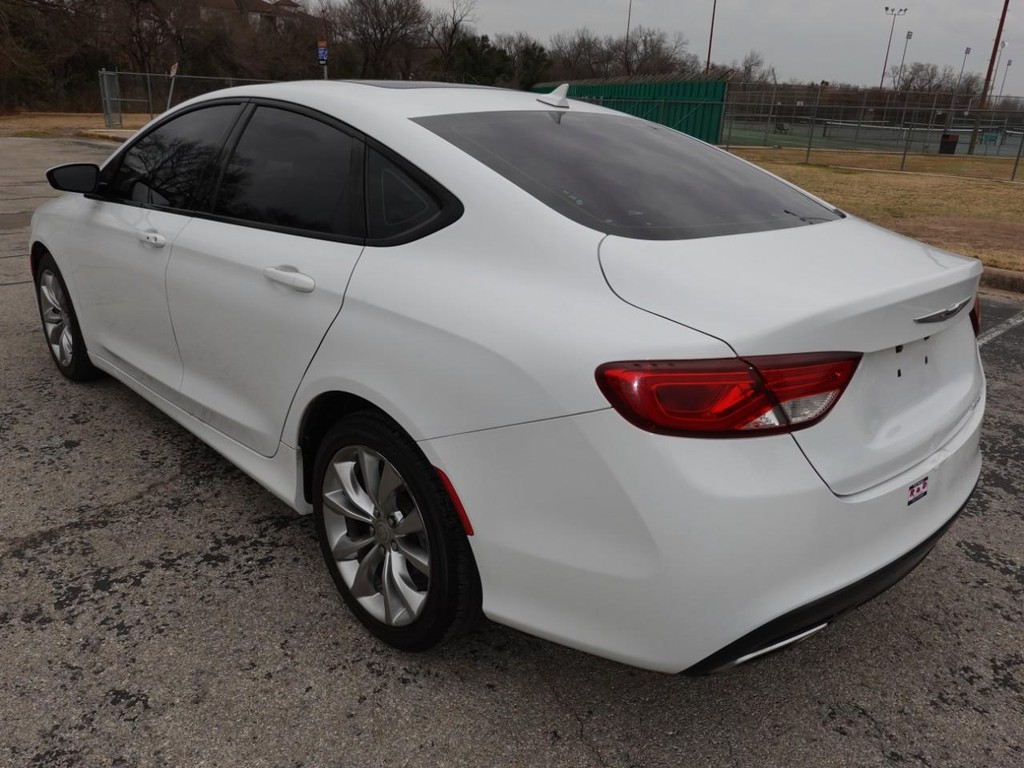 Chrysler 200 Vehicle Full-screen Gallery Image 05