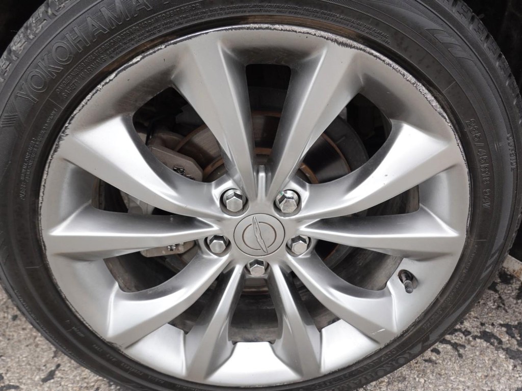 Chrysler 200 Vehicle Full-screen Gallery Image 09