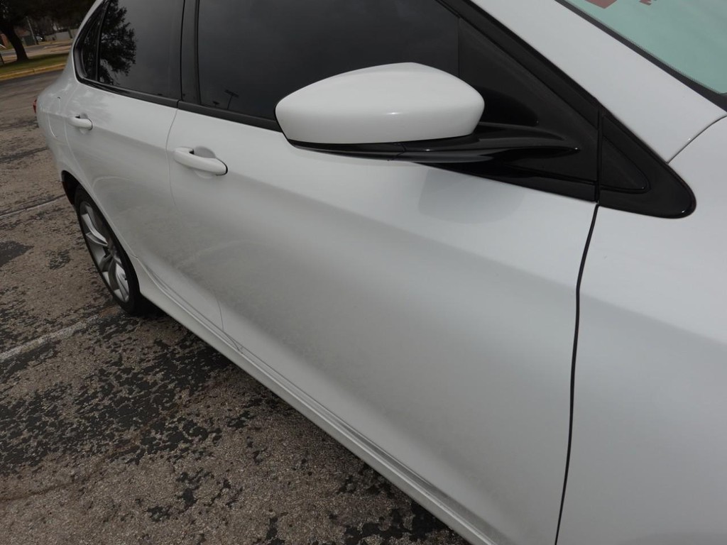 Chrysler 200 Vehicle Full-screen Gallery Image 11