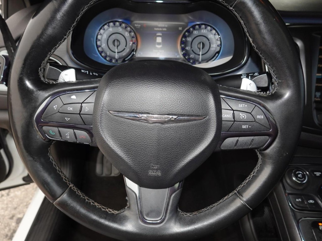 Chrysler 200 Vehicle Full-screen Gallery Image 13