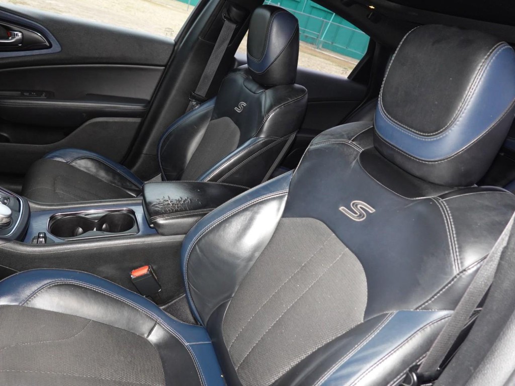 Chrysler 200 Vehicle Full-screen Gallery Image 14