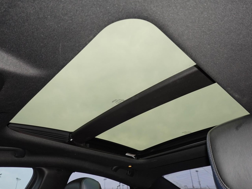 Chrysler 200 Vehicle Full-screen Gallery Image 15