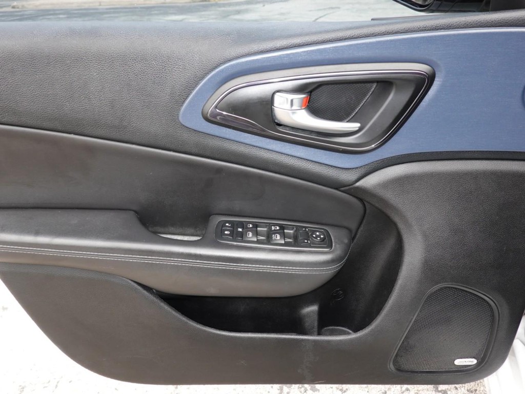 Chrysler 200 Vehicle Full-screen Gallery Image 17