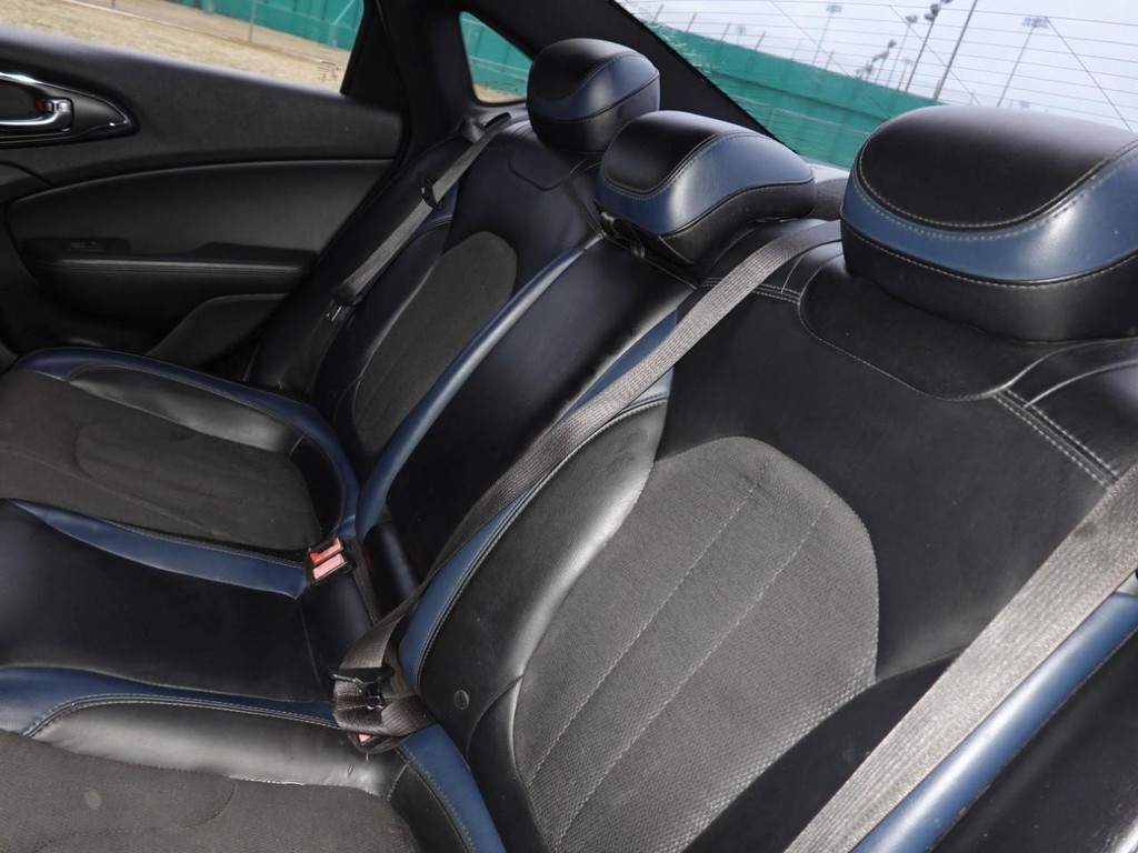 Chrysler 200 Vehicle Full-screen Gallery Image 18