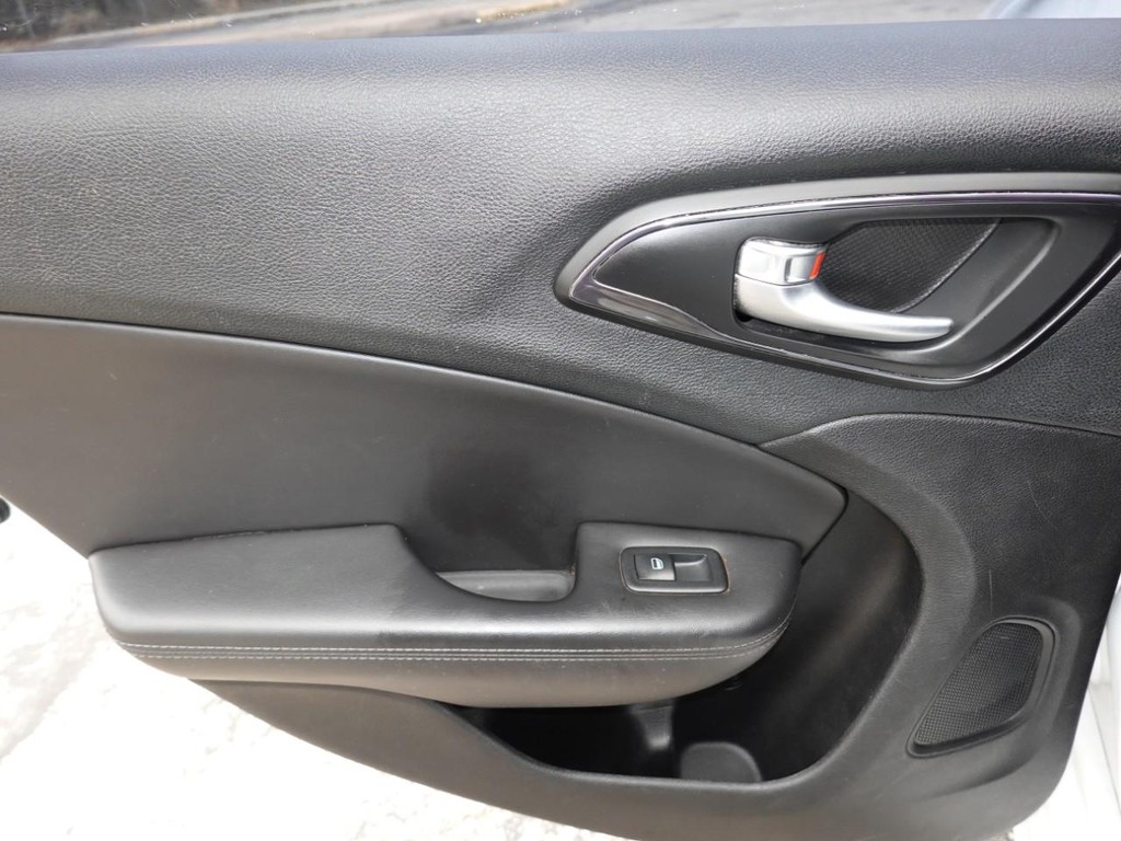 Chrysler 200 Vehicle Full-screen Gallery Image 19