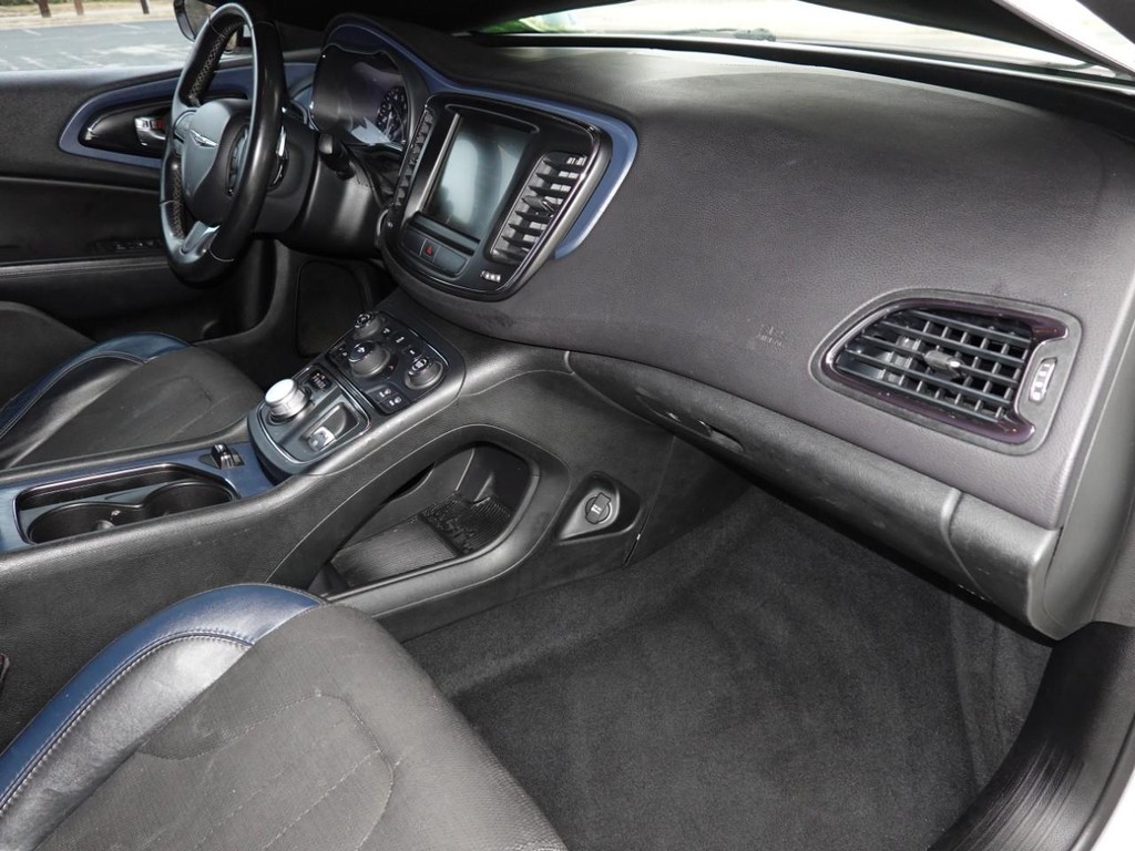 Chrysler 200 Vehicle Full-screen Gallery Image 20