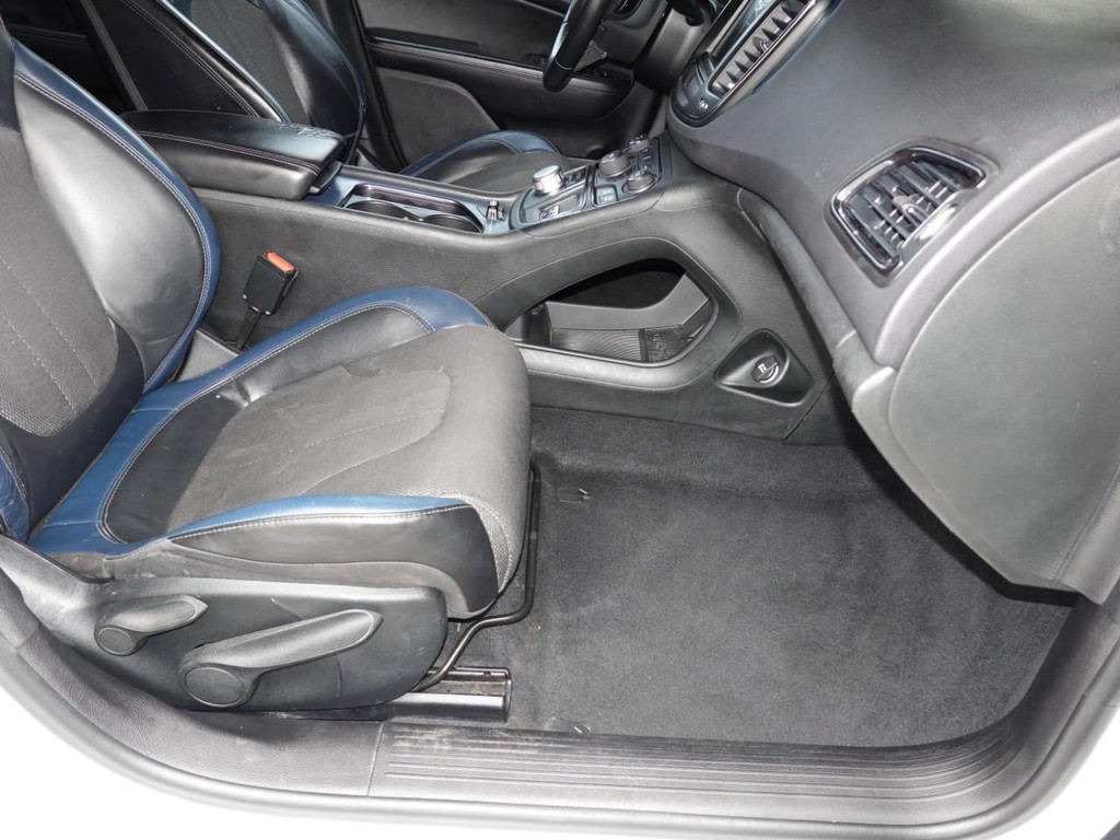 Chrysler 200 Vehicle Full-screen Gallery Image 21