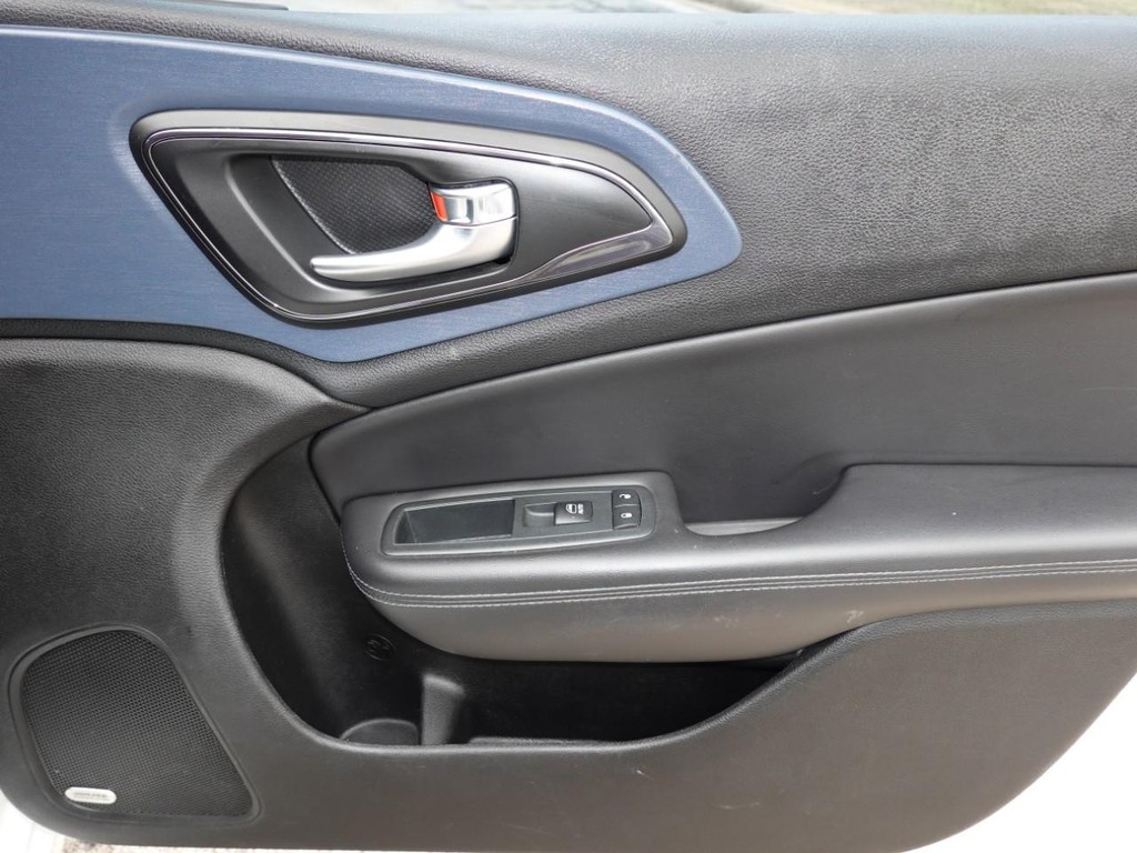 Chrysler 200 Vehicle Full-screen Gallery Image 22