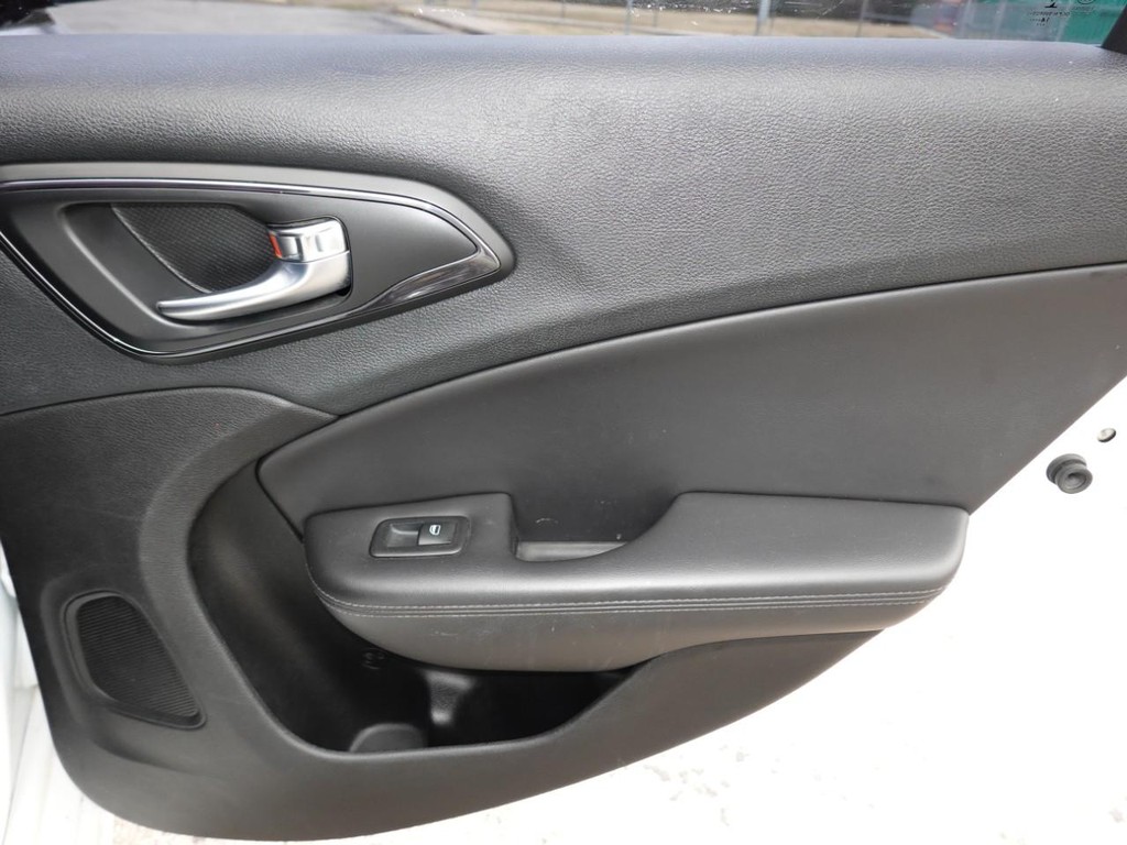 Chrysler 200 Vehicle Full-screen Gallery Image 23