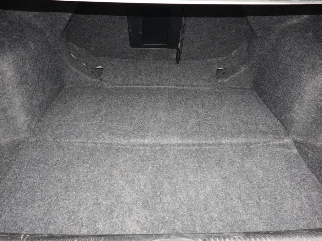 Chrysler 200 Vehicle Full-screen Gallery Image 24