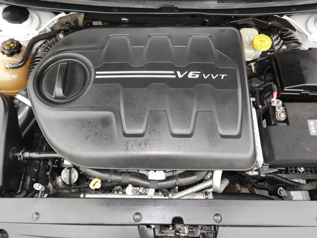 Chrysler 200 Vehicle Full-screen Gallery Image 25