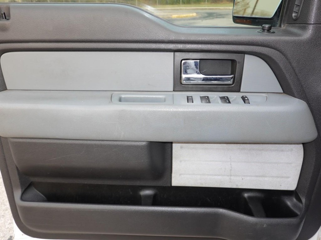 Ford F-150 Vehicle Full-screen Gallery Image 17